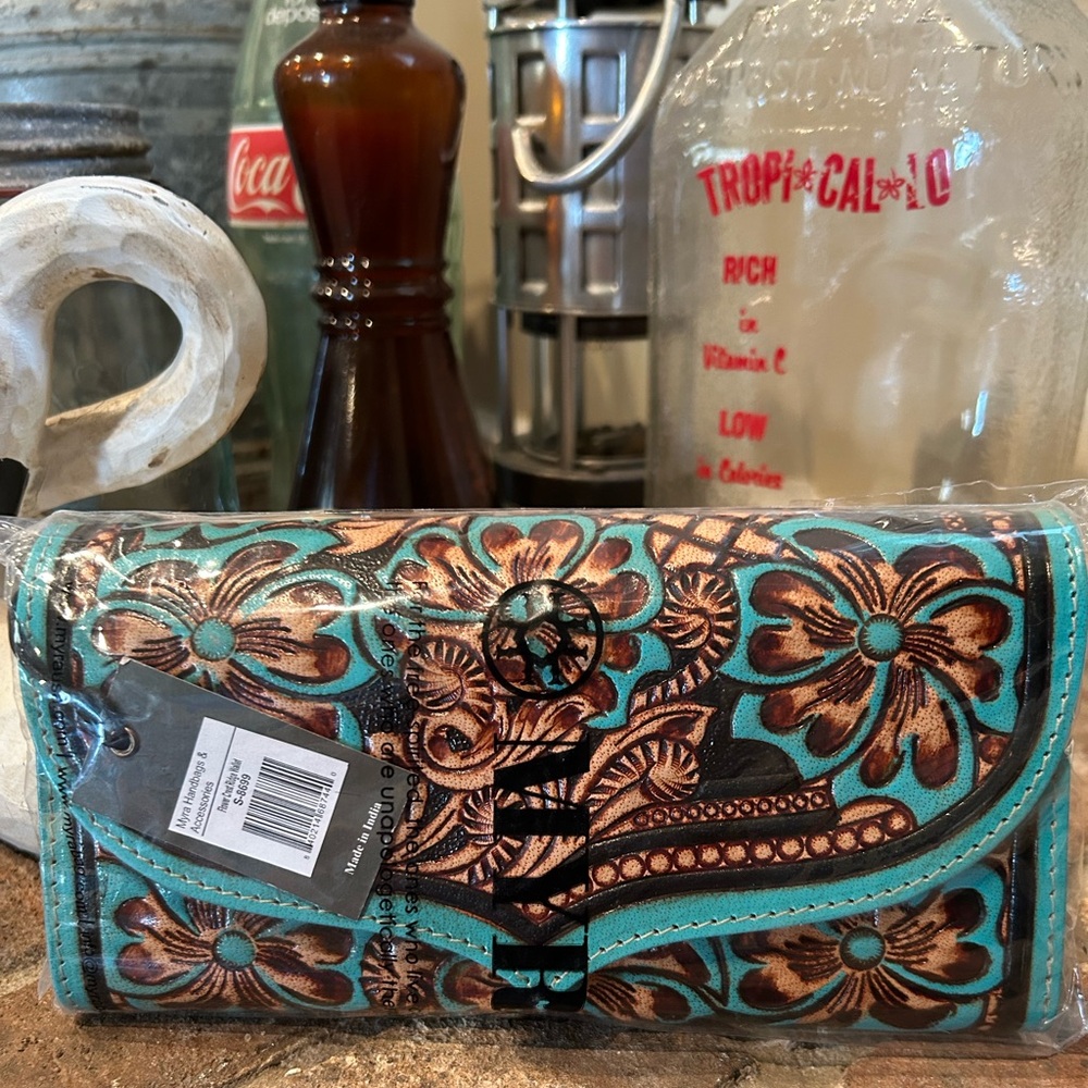 Myra Bag - Flower Crest Ridge Wallet - Picture 5 of 6